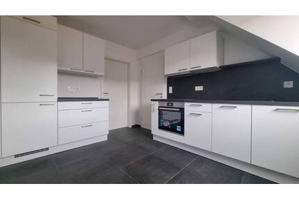 LEERSTEHENDE KERNSANIERTE 2 ZKB DG-WOHNUNG, NOBILIA-EBK UND KELLER IN RUHIGER LAGE OHNE PROVISION - Köln Weidenpesch