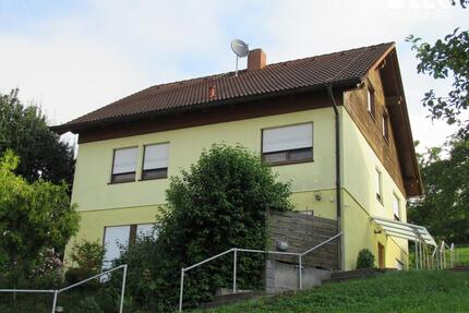 Helle Dachgeschoßwohnung mit Ausblick - Leinach