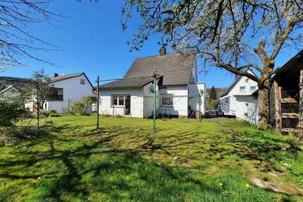 Haus zum Kaufen in Weilburg-Kirschhofen 170.000,00 € 145 m²