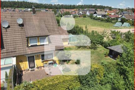 Gepflegte Doppelhaushälfte mit idyllischen Garten in ruhiger und attraktiver Lage in Heroldsbach