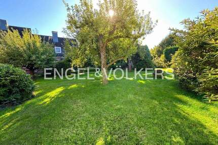 Viel Frühjahrssonne auf gut geschnittenem Grundstück mit Altbestand - Hamburg Rahlstedt