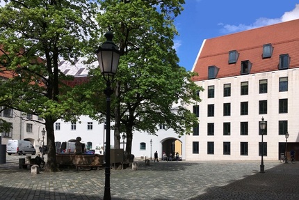 Zentral in München: moderne Wohnung im alten Hof in Erbpacht optional mit TG-Stellplatz