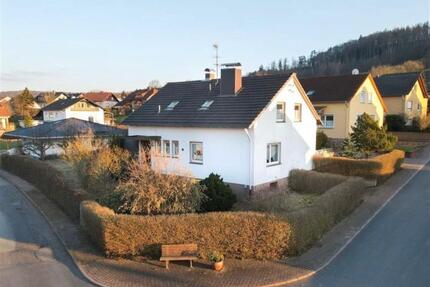 Kernsaniertes Zweifamilienhaus in Bischhausen - Waldkappel