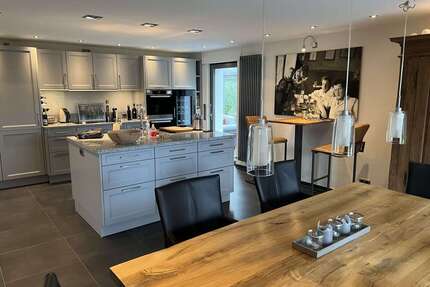 Haus zum Mieten in Niederkassel 2.400,00 € 180 m²