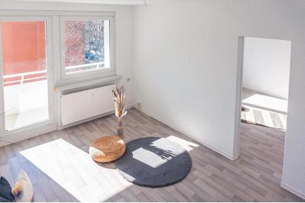 Modernisierte Balkonwohnung mit Tageslichtbad - Chemnitz Adelsberg