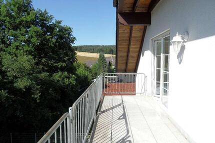 PUDERBACH: Groß-Hell-Geräumig, Dachgeschosswohnung mit Balkon in ruhiger Lage