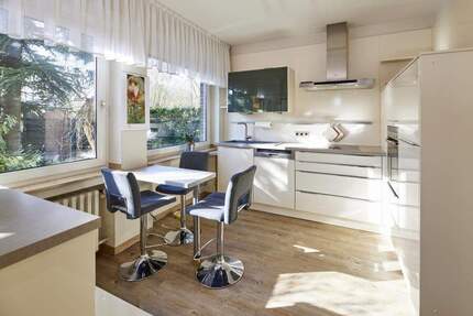 Großzügiges Zweifamilienhaus mit 3 Garagen in Hüls - Krefeld