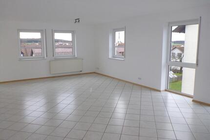 Lichtdurchflutete 4 Zimmer Wohnung zu vermieten - Üchtelhausen