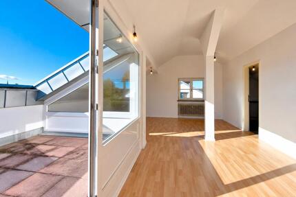 Renovierte 2-Zimmer-Dachgeschosswohnung mit Balkon & Stellplatz - Ditzingen
