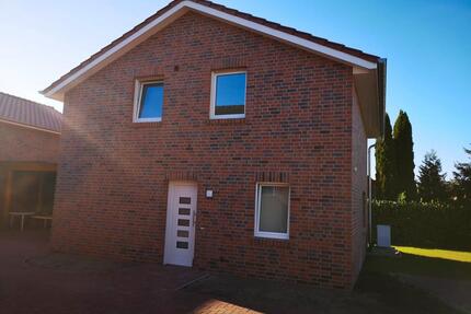 Neuwertiges Einfamilienhaus mit Carport,Terrasse, kleiner Garten - Weener