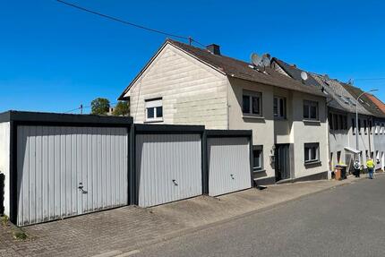 Gepflegtes Ein-Zweifamilienhaus mit 3 Garagen in Schloß-Dhaun - Kirn