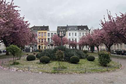 Haus zum Kaufen in Krefeld 32.000,00 € 300 m²