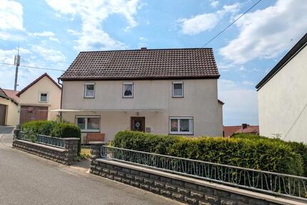 Kleines Einfamilienhaus mit Nebengebäude im Altort von Bundorf
