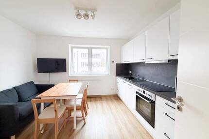 Sehr moderne und hochwertig sanierte 2-Zimmerwohnung mit Einbauküche und Tageslichtbad - Frankfurt am Main Gallus