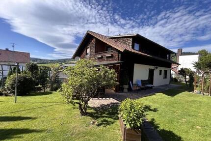 gepflegtes Mehrfamilienhaus mit 1015m² Garten - Lam