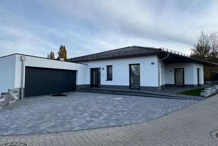 Erstbezug – Neubau-Bungalow mit Doppelgarage und Terrasse in BW - Bad Wildungen
