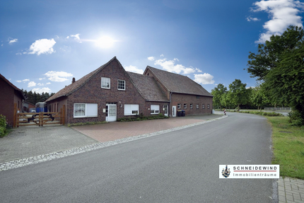 3 Wohnungen je 60 m² + mehrere Hallen Carport + Freifläche 1000m² + Parkflächen Garagen Carports - Barenburg