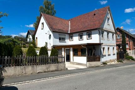 Einfamilienhaus Haus mit Scheune, Carport und großer Pergola - Ebersdorf bei Coburg