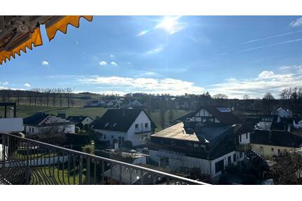 Einziehen und Wohlfühlen! Top-Lage! Traum-Wohnung im 1. OG mit grandiosem Blick! 4 ZKB, Diele, Gäste-WC, Speicherräume, Stellplatz - Bad Camberg