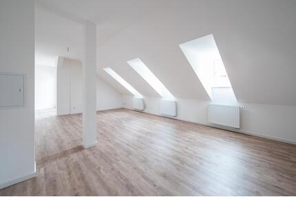 Highlight und ab sofort zu mieten! 4-Raum-Dachgeschosswohnung mit Loggia, Aufzug und 2 Badezimmern! - Görlitz