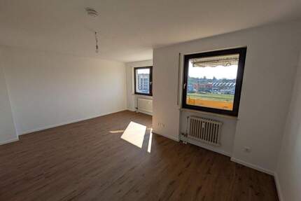 Helle, renovierte 2-Zi-Wohnung mit neuer EBK, Balkon, Aufzug & Stellplatz - Nürnberg Laufamholz