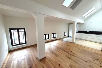 Großzügige 2-RW im Dachgeschoss mit Balkon und Einbauküche im sanierten Altbau! - Halle (Saale) Innenstadt