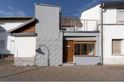 Haus zum Kaufen in Erbes-Büdesheim 110.000,00 € 51.95 m²