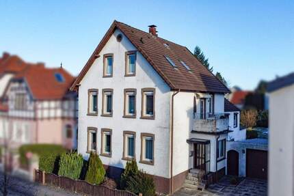 Im Ortskern - viel Platz für Ideen: Zweifamilienhaus mit Fernwärme & historischen Flair - Oerlinghausen