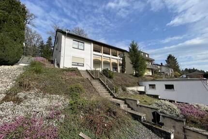 Wohnhaus mit Einliegerwohnung und schönem Fernblick in Ortsrandlage von Föhren