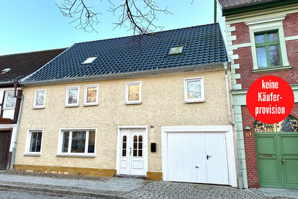 HORN IMMOBILIEN ++ großes Reihenmittelhaus mit zwei Wohneinheiten im Zentrum von Friedland