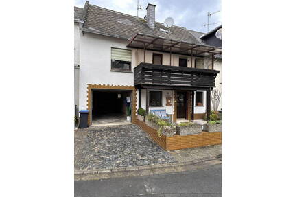 Einfamilienhaus in Kollig - 975,00&nbsp;EUR Kaltmiete, ca.&nbsp; 90,00&nbsp;m&sup2;&nbsp;Wohnfl&auml;che in Kollig (PLZ: 56751)