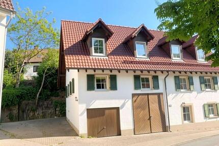 Gemütliche Maisonette im Landhausstil - Interessanter Schnitt – EBK - PKW Stellplatz - Reichartshausen