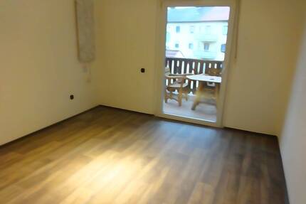 Provisionsfrei - Etagenwohnung mit Tageslichtbad und 2 Balkonen - Sulzbach-Rosenberg Fröschau