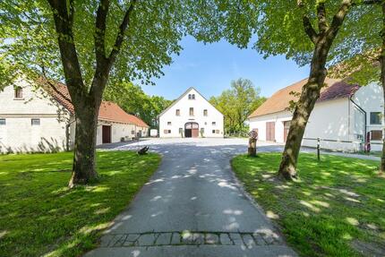 Reitanlage mit Wohnhaus und Reithalle - Borgholzhausen