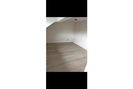 Altenessen 2,5 Raum DG ,neu renoviert,Bad mit Badew. ,Fenster