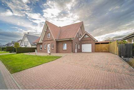 Gepflegtes Einfamilienhaus mit Einliegerwohnung, Spitzdachgarage und Kaminofen ! - Herzlake