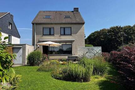 Freistehendes, großes EFH mit schönem Ausblick, Garage, Erbpachtgrundstück - Aachen Haaren