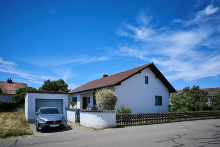 Wohnkomfort auf einer Ebene: Modernisierter Bungalow mit sonniger Terrasse, Garten & Garage - Regenstauf Diesenbach