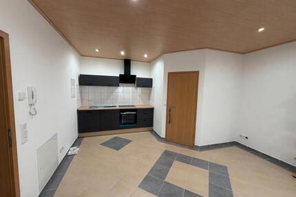 Erstbezug: Modernes Single-Apartment mit neuer Küche, Stellplatz - Bad Wildungen