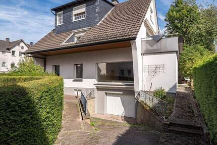 Zentral aber ruhig gelegen: Zweifamilienhaus mit gut geschnittenen Wohnungen in Arnsberg!