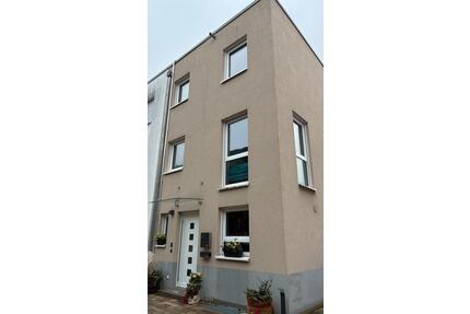 Reihenendhaus aus dem Jahr 2018 mit PV- Anlage - Rastatt