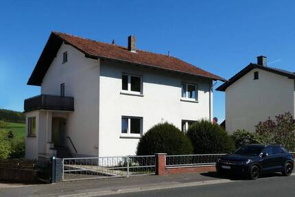 AUMÜLLER-Immobilien - Sympathisches Zweifamilienhaus mit zwei 3-Zi-Wohnungen, Garage und Garten - Wächtersbach Hesseldorf
