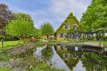 Stilvolles Landhaus auf traumhaftem 1.800 m² Gartengrundstück - Horst (Holstein)