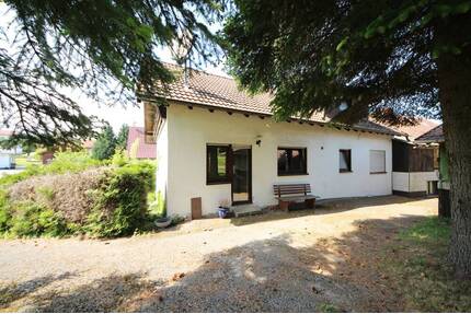 Großzügiges Anwesen - Wohnhaus u. Nebengebäude u. über 1.700 m² Grundstück - ideal für ihr Hobby ... - Limbach Laudenberg