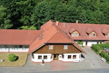 Mehrgenerationen Haus, 1600 qm - 280.000,00&nbsp;EUR Kaufpreis, ca.&nbsp; 1.600,00&nbsp;m&sup2; in Schleusegrund (PLZ: 98667)