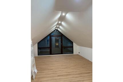 Stilvolle 2,5 Zimmer-Dachgeschosswohnung mit Balkon zum 01.03 - Wahlstedt