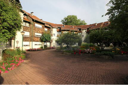 Zentral wohnen am Park - 2-Zi.-Dachgeschosswohnung mit Sonnenbalkon und TG-Stellplatz im Herzen von Bad Dürrheim!