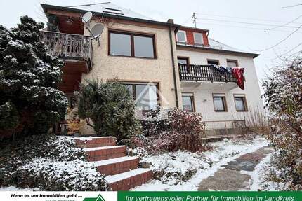 Ruhige Lage: Dreifamilienhaus mit Balkon & Terrasse - Schirnding