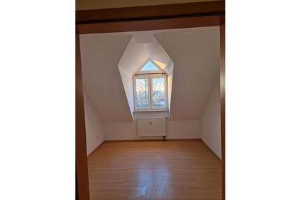 Dachgeschosswohnung mit neuer Küche für WG Familie - Erlangen Bruck