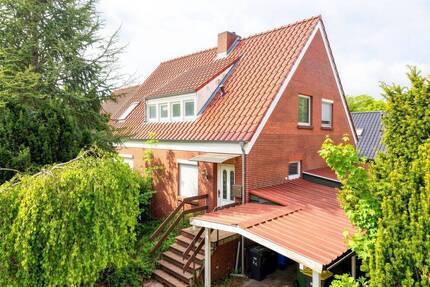 Großzügige Doppelhaushälfte mit Balkon, Terrasse & vielseitigen Nutzungsmöglichkeiten in Hage